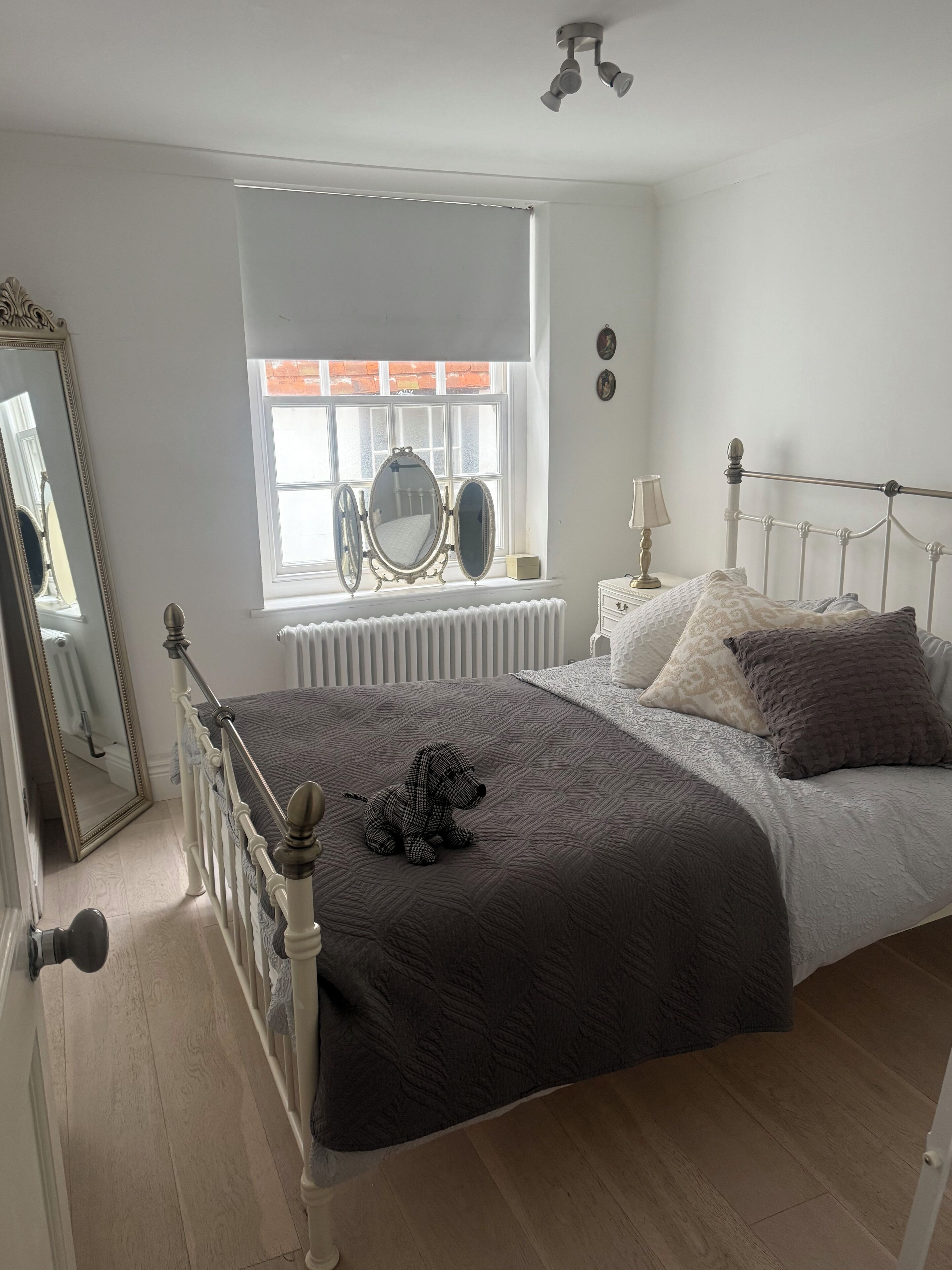 2 habitaciones, tabla de planchar con plancha, wifi y ropa de cama 