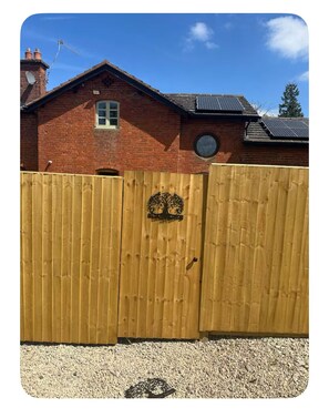 Property grounds - The Hurst Stable, 1800 century Coach House offering luxurious amenities, Hottub (Wheaton Aston)
