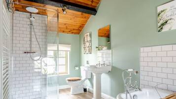 Haartrockner, Handtücher, Seife, Toilettenpapier