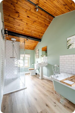 Sèche-cheveux, serviettes fournies, savon, papier toilette