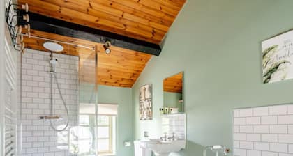 The Hurst Stable, 1800 century Coach House offering luxurious amenities, Hottub