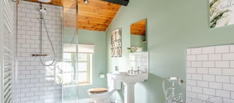 The Hurst Stable, 1800 century Coach House offering luxurious amenities, Hottub