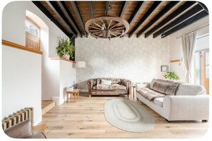 Smart TV, fireplace, books - The Hurst Stable, 1800 century Coach House offering luxurious amenities, Hottub (Wheaton Aston)