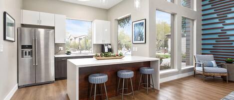 Een koelkast, een microgolfoven, een oven, een kookplaat