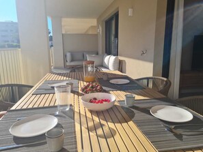 Outdoor dining - Luxury apartment with garden | 500m from beach | 1km from center (Dénia)