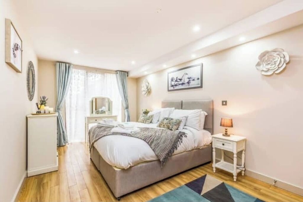 2 bedrooms, desk, iron/ironing board, travel crib