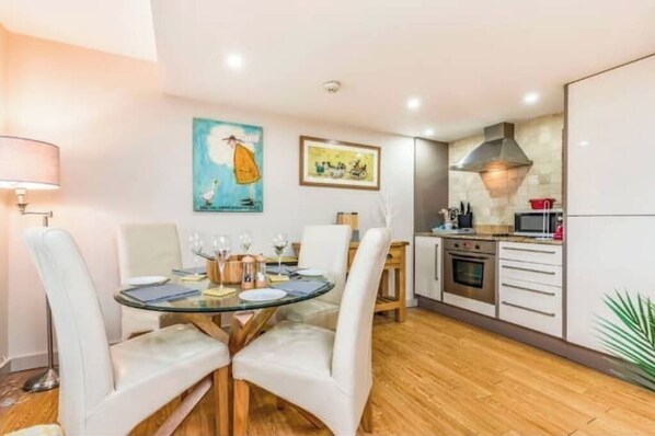 Dining - Close to Chichester, Goodwood and perfect place for exploring (Fishbourne)