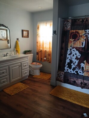 Sèche-cheveux, serviettes fournies, savon, papier toilette