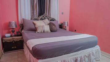 4 bedrooms, iron/ironing board, WiFi, bed sheets