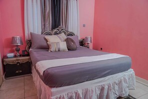 4 bedrooms, iron/ironing board, WiFi, bed sheets