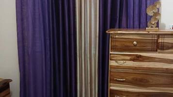 4 Schlafzimmer, BĂŒgeleisen/BĂŒgelbrett, WLAN, BettwĂ€sche