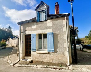 Exterior - The Squirrels' Enclosure (Amboise)