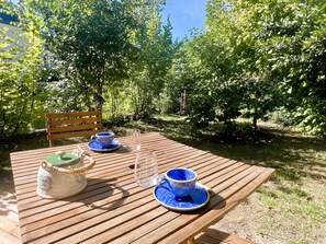 Outdoor dining - The Squirrels' Enclosure (Amboise)