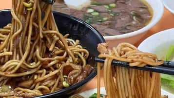 Desayuno con opciones de la cocina local incluido todos los días