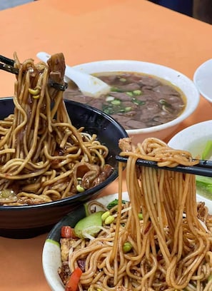 Esmorzar diari de cuina local gratuït
