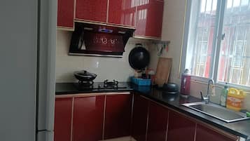 Jääkaappi, liesi, riisinkeitin, keittoastiat/astiat/ruokailuvälineet