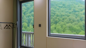 A bedroom with a large window, a bed, and a radiator. - Wangxian Valley Morning Wind B&B - Wangxian Valley Scenic Area (Shangrao)