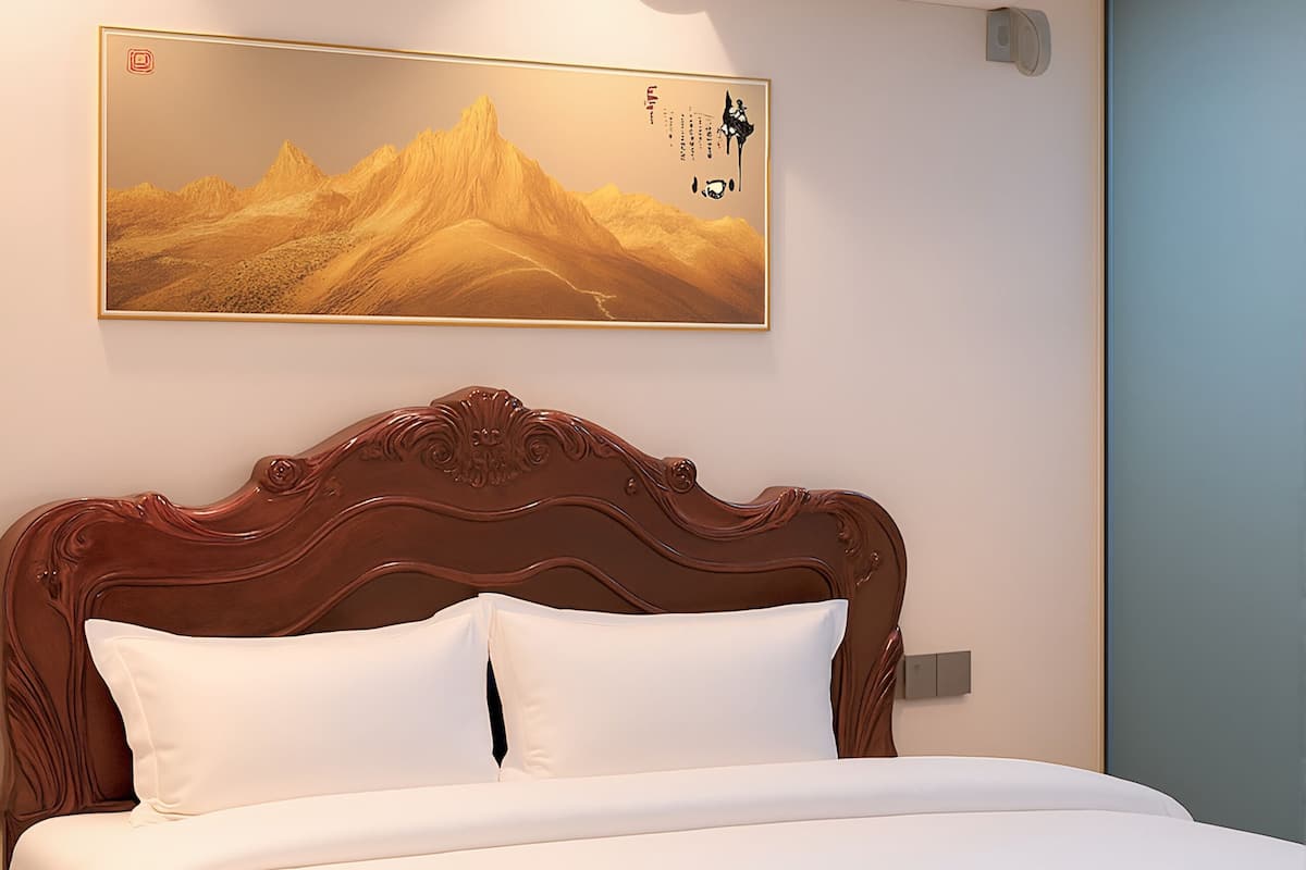 Literie de qualité, couette en duvet, lit avec matelas à plateau-coussin