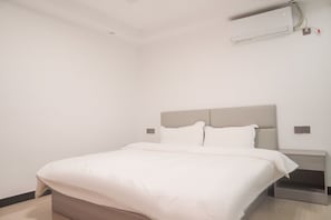 Habitació doble o amb dos llits individuals estàndard, s'admeten animals de companyia | Escriptori, espai de treball apte per a portàtils i cortines opaques