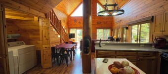 5-min to Boone & Valle Crucis, Mountain Views, Dogs, Fire Pit