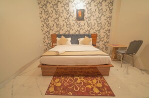 办公桌、笔记本电脑工作区、隔音、熨斗/熨板