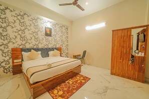 Desk, laptop workspace, soundproofing, iron/ironing board - Hotel Rudra (Rishikesh)