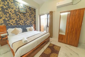 Room, Balcony, Garden View | Meja, ruang kerja komputer riba, kalis bunyi, seterika/papan seterika 