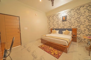 Escritorio, espacio para trabajar con laptop y insonorización