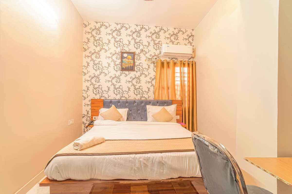 Standard Room | Desk, laptop workspace, soundproofing, iron/ironing board