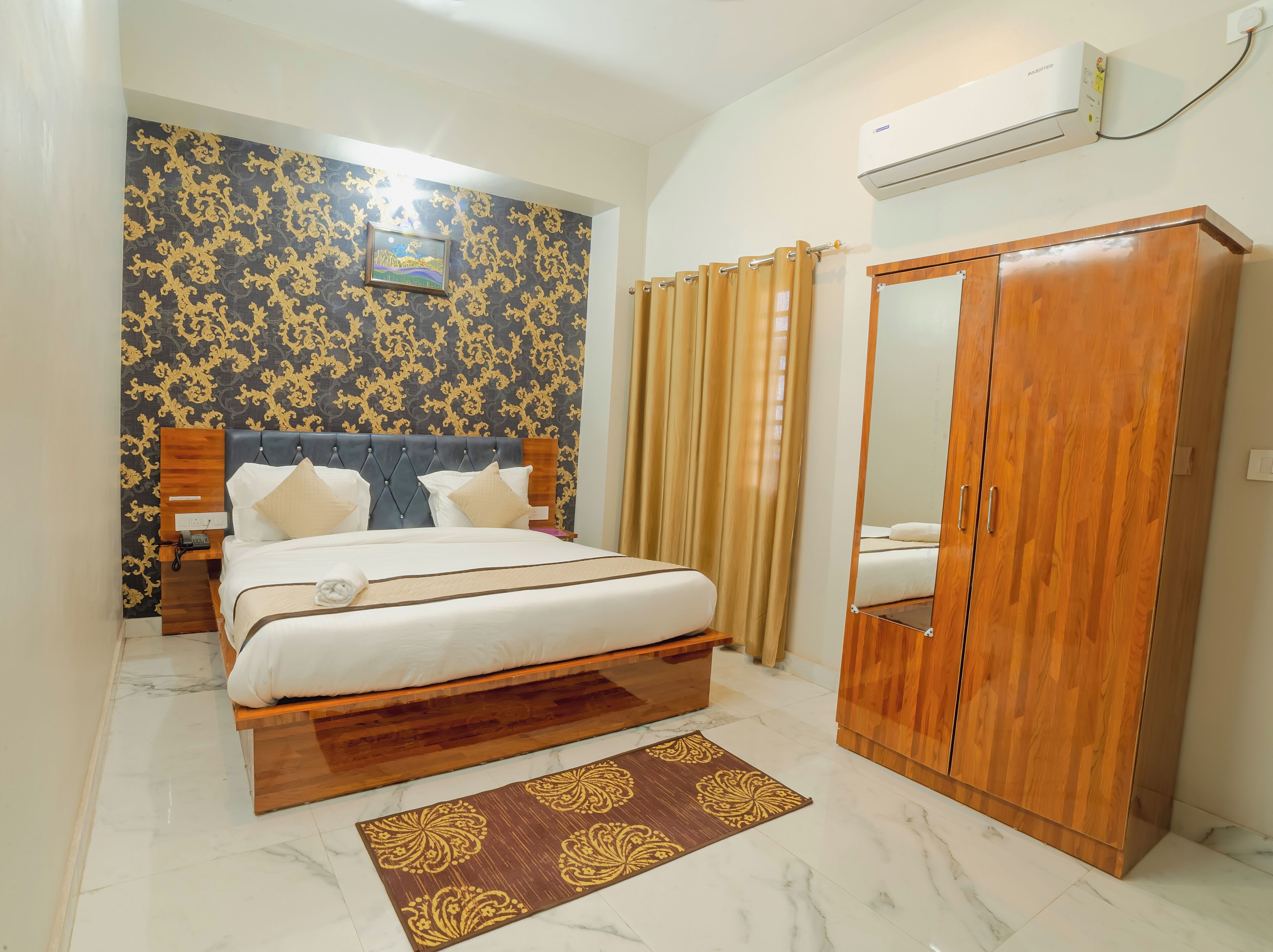 Szoba, erkély, kilátással a kertre | Íróasztal, laptophoz jól használható munkafelület és hangszigetelés