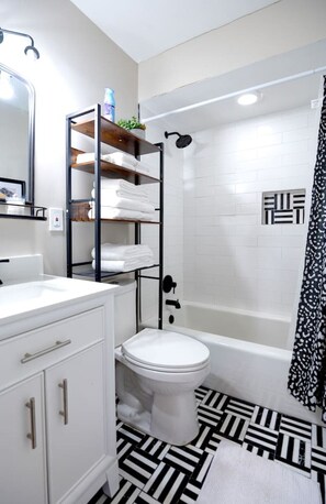 Hair dryer, towels - Adorable 2 King Bed Frenchtown Home (Saint Charles)