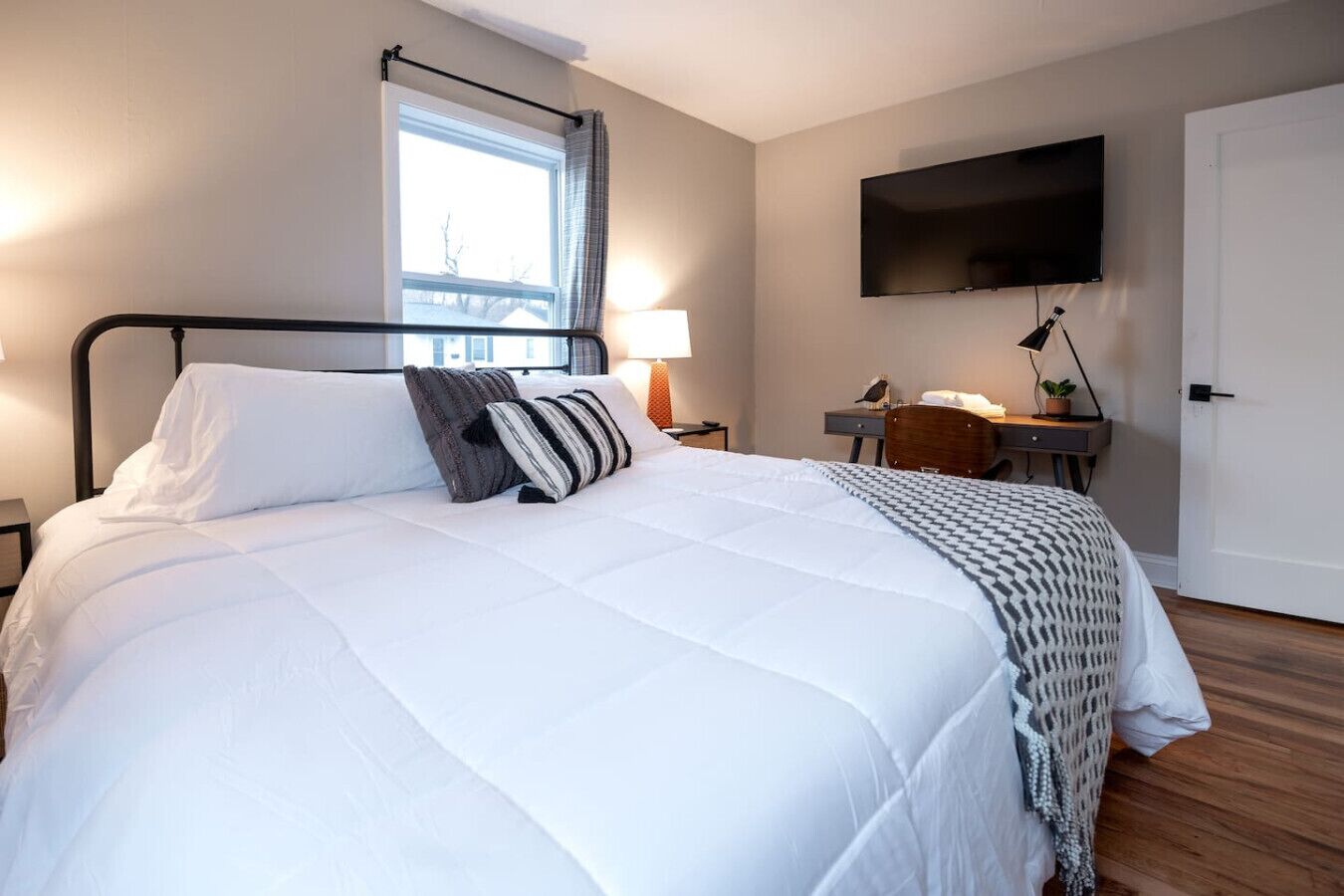 2 bedrooms, desk, iron/ironing board, WiFi