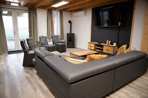 Living room - Beautiful Group Accommodation Near our own Food Forest (Oirschot)
