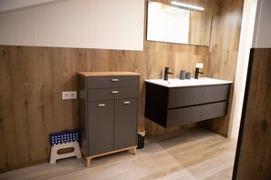 Bathroom - Beautiful Group Accommodation Near our own Food Forest (Oirschot)