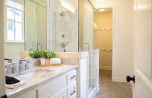 シャワー、タオル、石鹸、トイレットペーパー