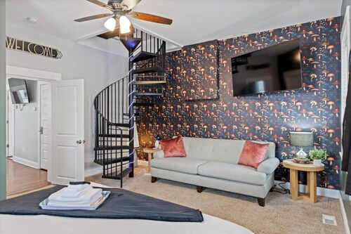 Two King and Two Twin Beds in the Heart of French Town