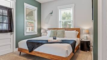 3 habitaciones, escritorio, tabla de planchar con plancha y wifi