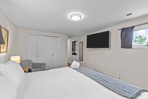 2 bedrooms, desk, WiFi