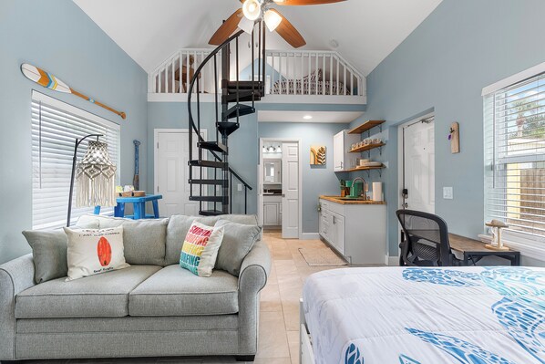 Escritorio, tabla de planchar con plancha, wifi gratis y ropa de cama 