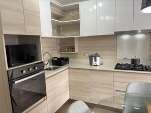 Réfrigérateur, four à micro-ondes, un four, surface de cuisson