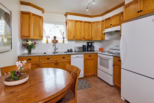 BIG BRIGHT BEAUTIFUL Garden Suite off Main Street with Comfy New KING BED