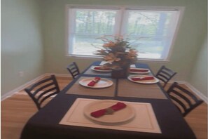 Dining - Charming 4-bedroom house for Stone Mountain Park Events (Snellville)