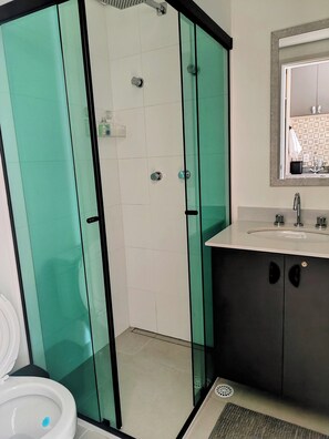 Chuveiro, secador de cabelo, toalhas de banho, sabonete