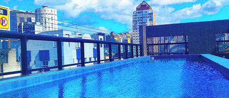 Una piscina al aire libre