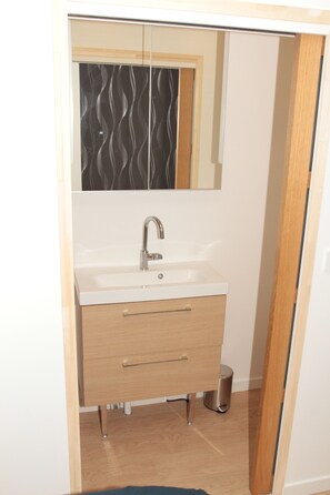 Douche, sèche-cheveux, serviettes fournies, savon