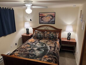 3 bedrooms, iron/ironing board, WiFi, bed sheets - Harvest Moon Lodge- 3 Bedroom 1 Bathroom Cabin in The Hideout, Lake Ariel, PA (The Hideout)