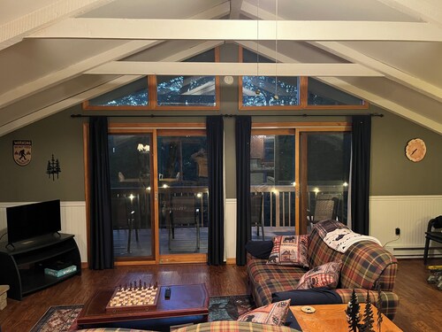 Harvest Moon Lodge- 3 Bedroom 1 Bathroom Cabin in The Hideout, Lake Ariel, PA