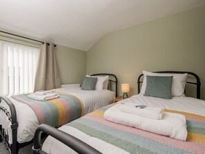 Tabla de planchar con plancha, wifi gratis y ropa de cama