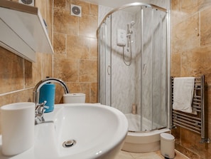 Hair dryer, towels - Pass the Keys | Cosy Liverpool Home. WiFi Parking Nr Alder Hey (Liverpool)