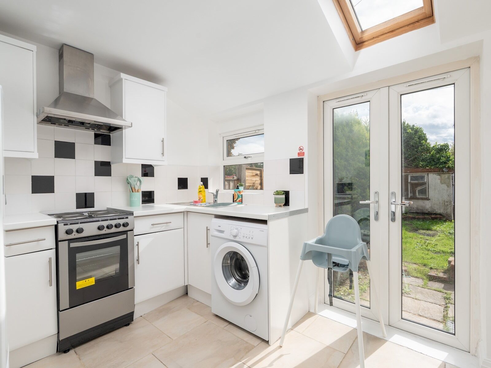 Fridge, microwave, oven, coffee/tea maker